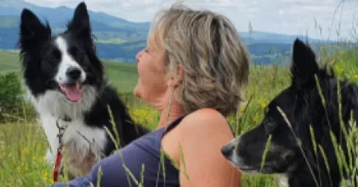 Valérie Courtot allongée dans l'herbe avec ses chiens