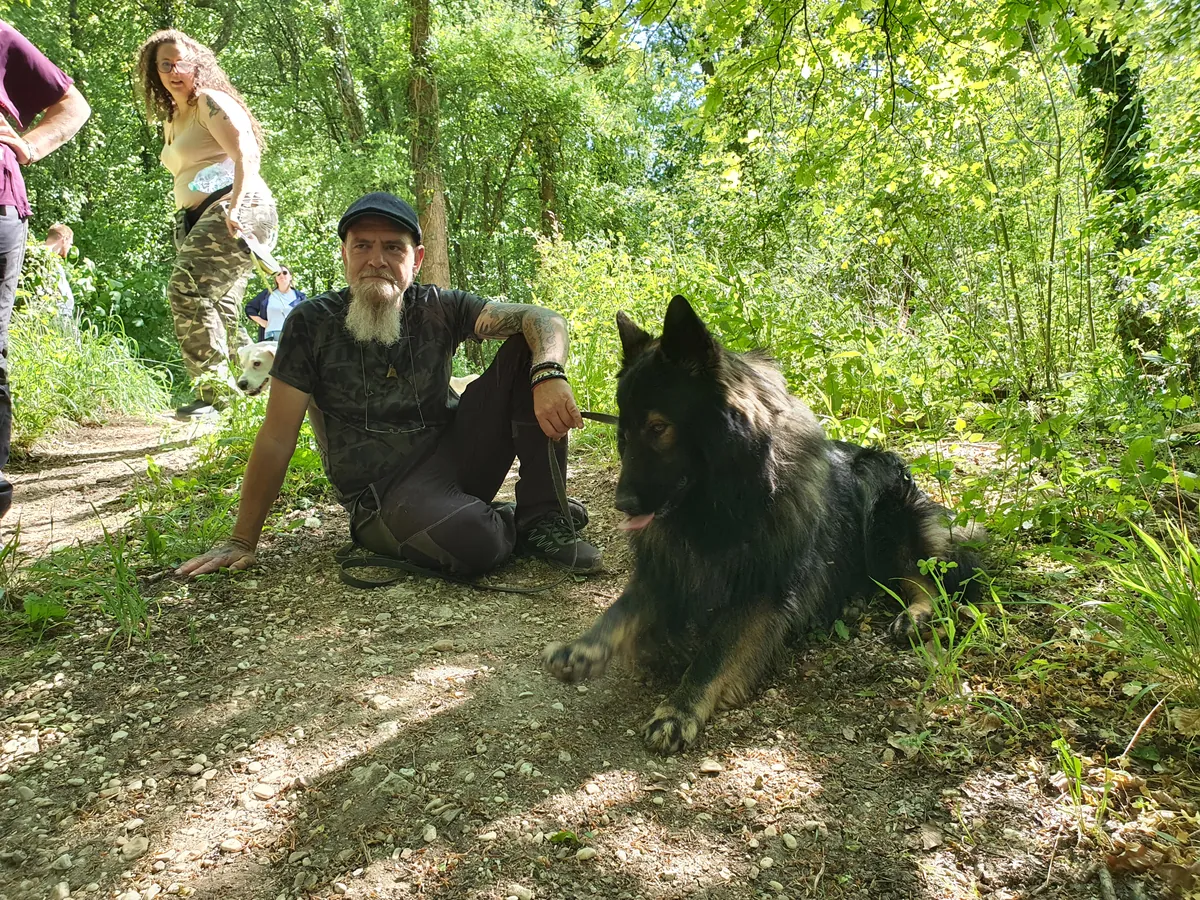 Valérie Courtot assise en forêt avec un chien