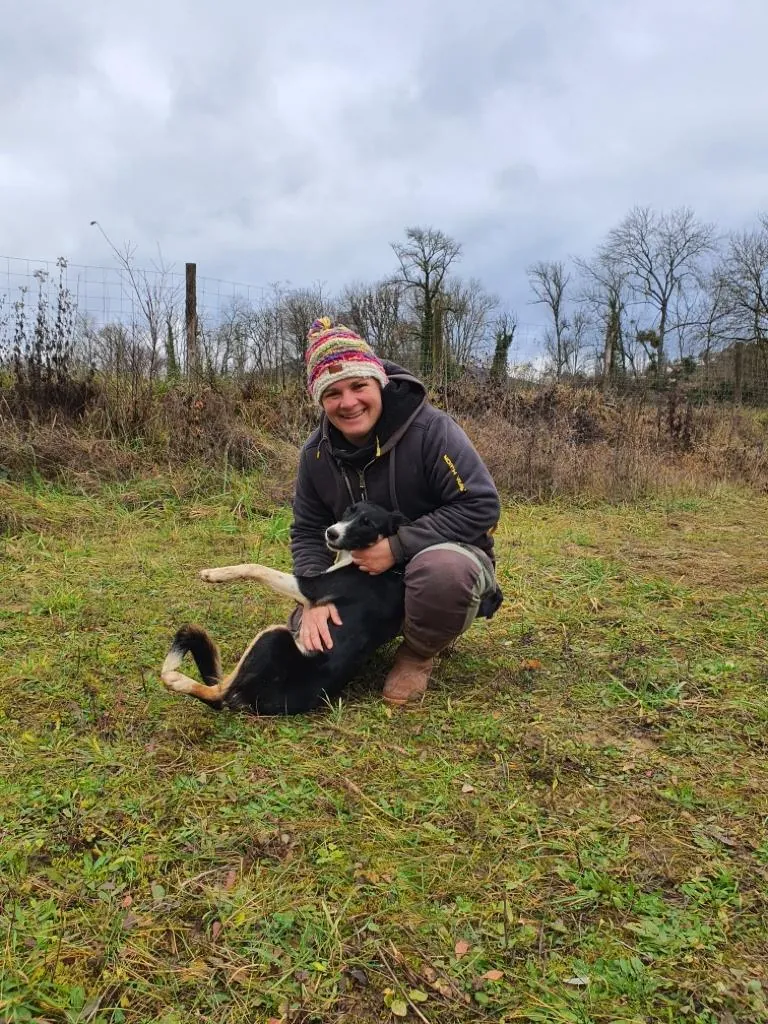 Valérie Courtot accroupie avec son chien de berger